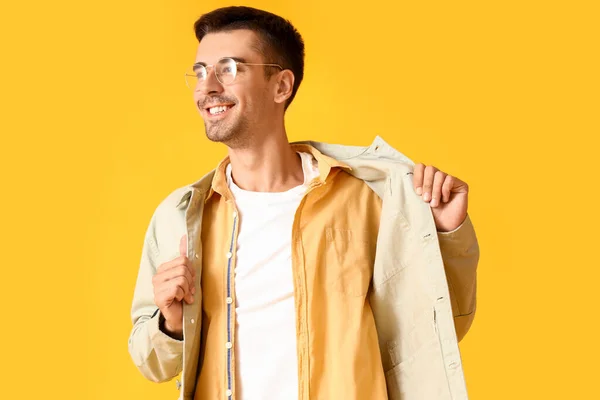 Joven Con Gafas Elegante Chaqueta Sobre Fondo Amarillo — Foto de Stock