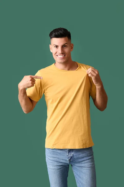 Schöner Junger Mann Stylischem Shirt Auf Farbigem Hintergrund — Stockfoto