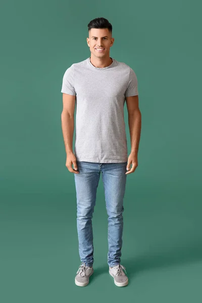 Hombre Joven Guapo Elegante Camiseta Sobre Fondo Color —  Fotos de Stock