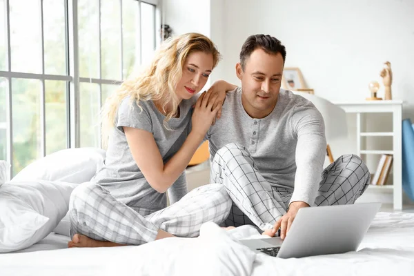 Pareja Feliz Pasando Tiempo Juntos Casa — Foto de Stock