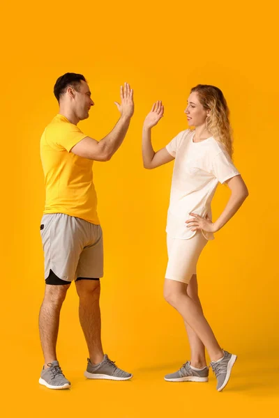 Deportiva Pareja Dando Uno Otro Alta Cinco Fondo Color — Foto de Stock