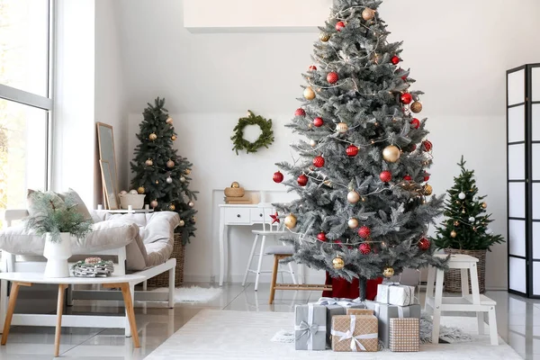 有圣诞树和礼物的客厅的内部 — 图库照片