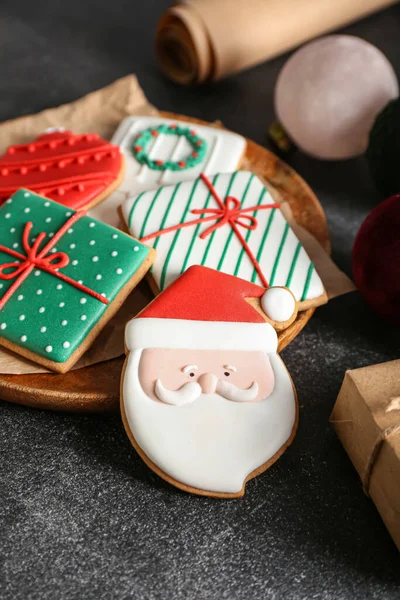 Placa Con Hermosas Galletas Navidad Sobre Fondo Negro — Foto de Stock