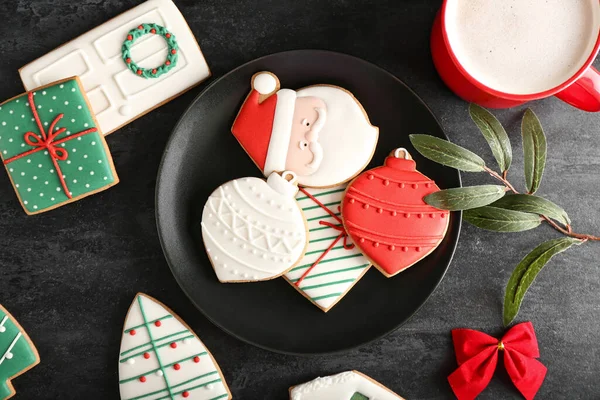 Тарелка Красивым Рождественским Печеньем Черном Фоне — стоковое фото