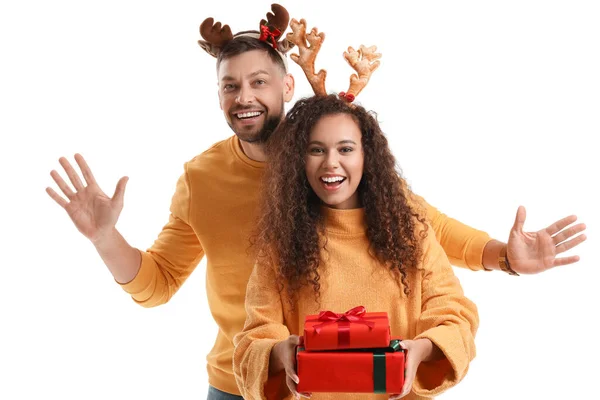 Casal Feliz Com Presentes Natal Fundo Branco — Fotografia de Stock