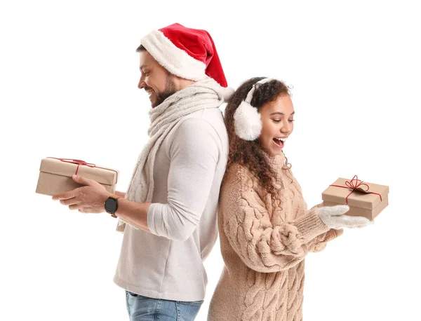 Casal Feliz Com Presentes Natal Fundo Branco — Fotografia de Stock