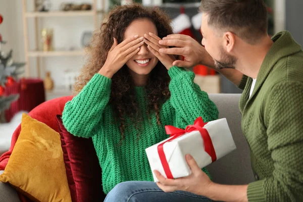 Man Greeting His Wife Christmas Eve Home — Stock Photo, Image