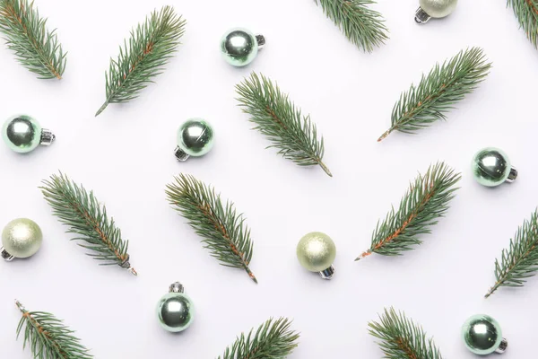 Рождественские Ветки Шары Белом Фоне — стоковое фото