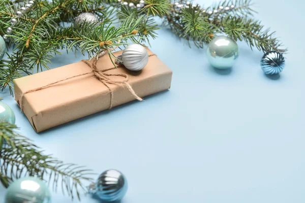 Χριστουγεννιάτικη Διακόσμηση Κουτί Δώρου Και Κλαδιά Ελάτης Μπλε Φόντο — Φωτογραφία Αρχείου