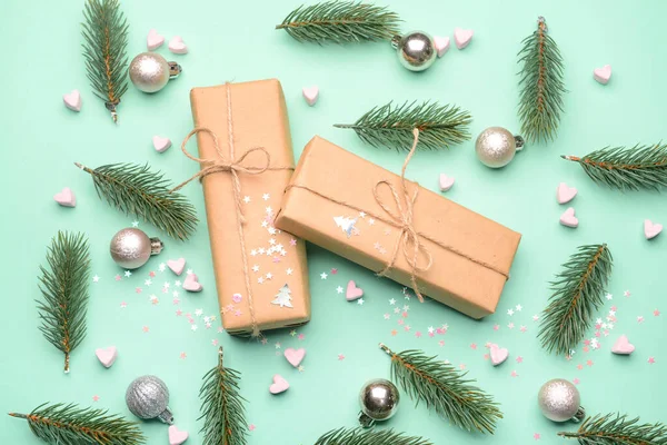 Weihnachtsdekor Geschenkschachteln Und Tannenzweige Auf Grünem Hintergrund — Stockfoto