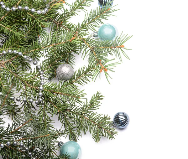 Weihnachtsdekor Und Tannenzweige Auf Weißem Hintergrund — Stockfoto