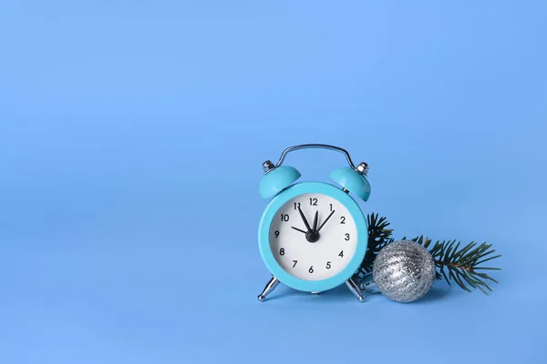 Alarm Hodiny Vánoční Míč Jedle Větev Modrém Pozadí — Stock fotografie