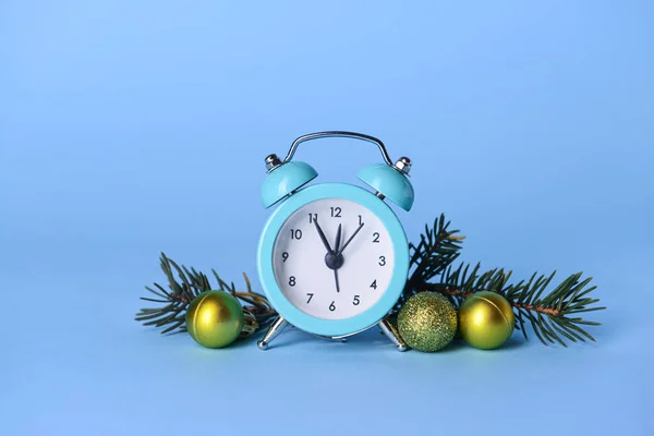Alarm Saati Noel Topları Mavi Arkaplanda Köknar Dalları — Stok fotoğraf