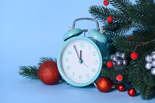 目覚まし時計 ボールと青い背景にモミの枝とクリスマスの組成 — ストック写真