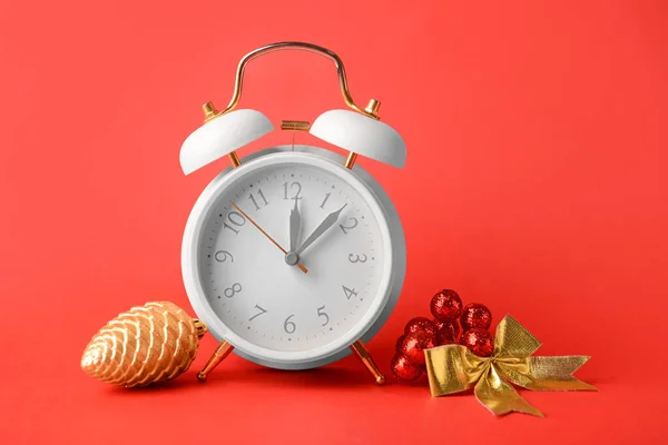 色の背景に目覚まし時計とクリスマスの組成 — ストック写真