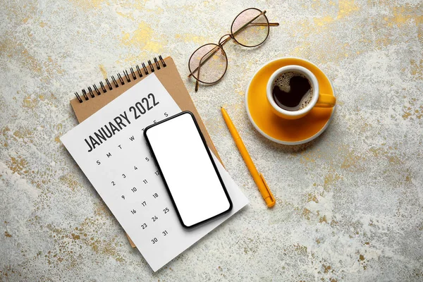 Calendario Papel Para Enero 2022 Cuaderno Teléfono Móvil Bolígrafo Anteojos —  Fotos de Stock