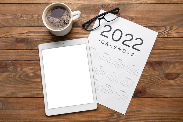 Papierkalender Für Das Jahr 2022 Brille Tasse Kaffee Und Tablet — Stockfoto