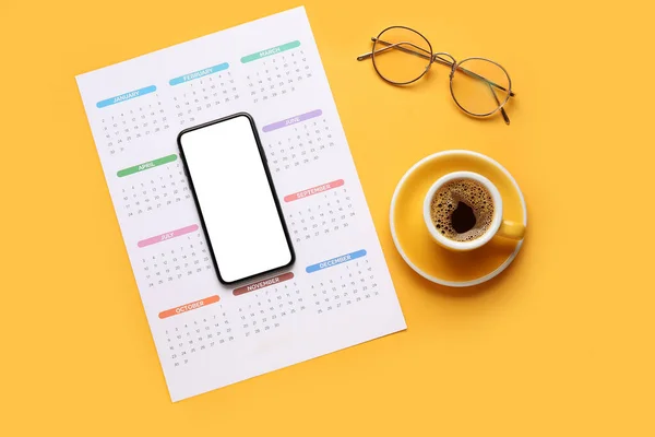 Calendario Carta 2022 Anno Telefono Cellulare Occhiali Tazza Caffè Sfondo — Foto Stock