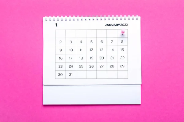 2022年1月的折页纸日历和彩色背景别针 — 图库照片