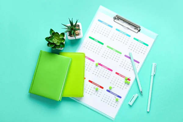 Schránka Papírovým Kalendářem Pro 2022 Rok Kancelářské Potřeby Pokojové Rostliny — Stock fotografie