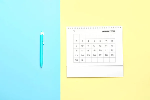 Flip Calendario Carta Gennaio 2022 Penna Sfondo Blu Giallo — Foto Stock