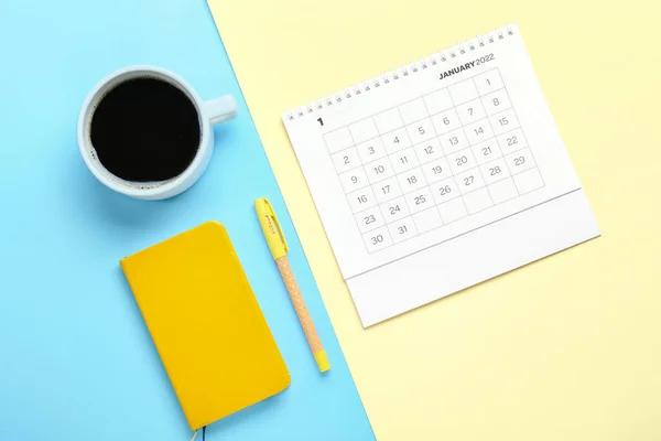 Flip Calendario Carta Gennaio 2022 Notebook Penna Tazza Caffè Sfondo — Foto Stock