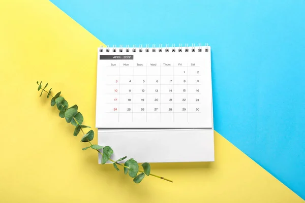 Календарь Флип Бумаги Апрель 2022 Года Ветвь Эвкалипта Цветном Фоне — стоковое фото