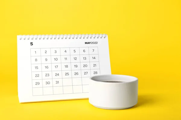 Календарь Флип Бумаги Май 2022 Года Чашка Кофе Цветном Фоне — стоковое фото