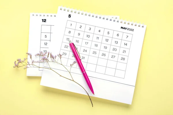 Календари Декабрь Май 2022 Года Перо Цветочная Ветвь Цветном Фоне — стоковое фото