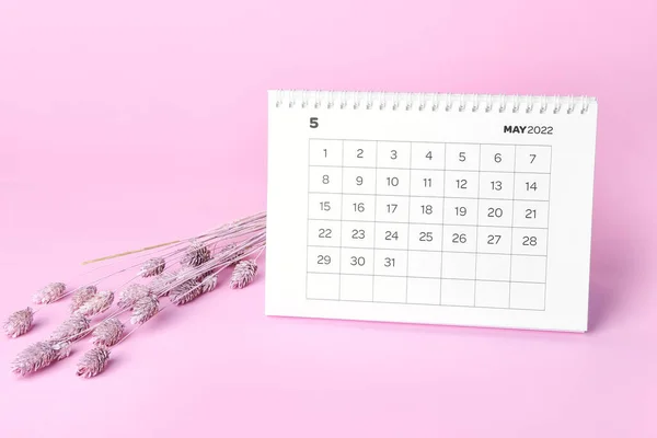 2022年5月经典的折纸日历和彩色背景的花朵 — 图库照片