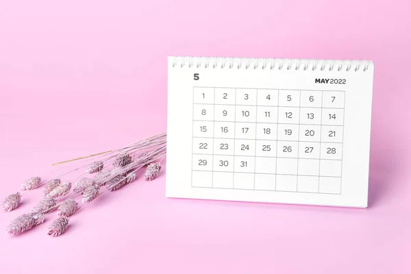 Calendário Papel Flip Clássico Para Maio 2022 Flores Sobre Fundo — Fotografia de Stock