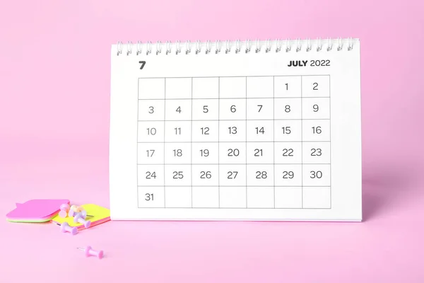 2022年7月の古典的な紙カレンダー ピンや付箋の色背景 — ストック写真