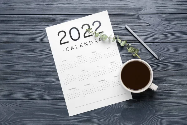 Papierkalender Für Das Jahr 2022 Stift Tasse Kaffee Und Eukalyptuszweig — Stockfoto