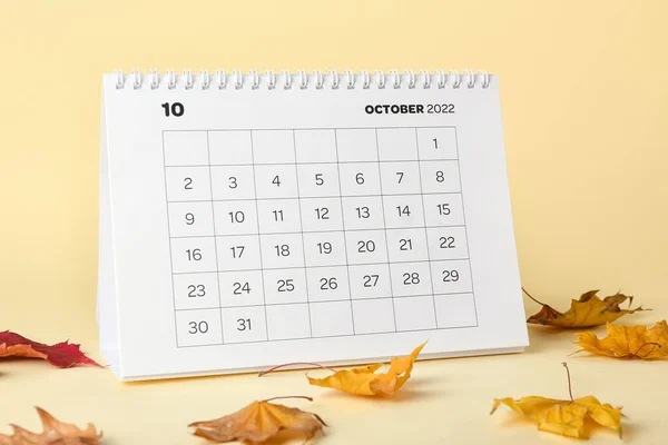 Kalendarz Flip Papieru Październik 2022 Suche Liście Tle Koloru — Zdjęcie stockowe