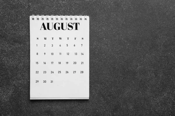Flip Paper Kalender Für August 2022 Auf Dunklem Hintergrund — Stockfoto
