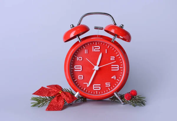 Alarm Saati Renk Arkaplan Üzerine Köknar Dallı Noel Kompozisyonu — Stok fotoğraf