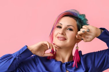 Renkli arka planda sıradışı saçları olan güzel bir kadın.