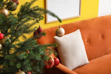 Noel ağacı oturma odasında, closeup güzel dekore edilmiş