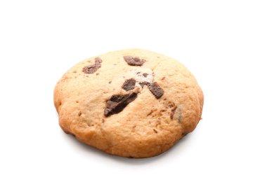 Beyaz arka planda çikolata parçalı lezzetli ev yapımı kurabiye.