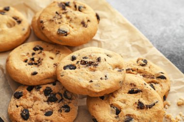 Masada lezzetli ev yapımı kurabiyeler olan parşömen, yakın plan.