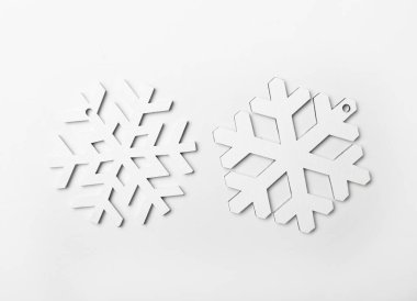 Beyaz arkaplanda güzel kar taneleri