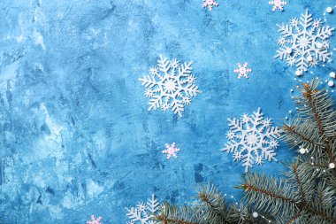 Güzel kar taneleri ve mavi arkaplanda köknar dalları