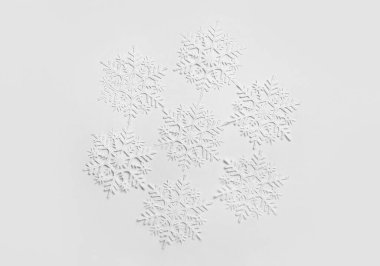 Açık arkaplanda güzel kar taneleri