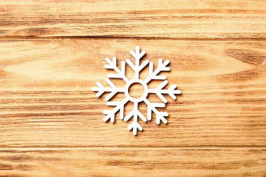 Ahşap zeminde güzel bir kar tanesi