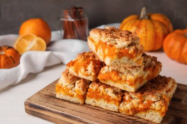 Ahşap tahta tahta üzerinde lezzetli balkabağı turtası, yakın plan.