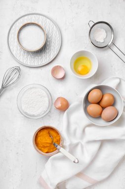 Hafif arkaplanda kabak turtası hazırlamak için taze malzemeler