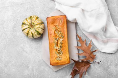 Hafif arkaplanda lezzetli balkabağı turtası