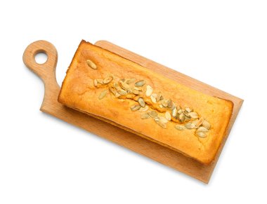 Beyaz arka planda taze kabak turtası olan ahşap tahta tahta.