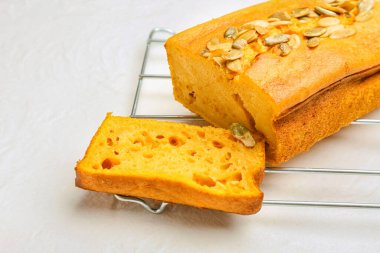 Beyaz arka planda lezzetli balkabağı turtası, yakın plan.