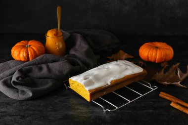 Siyah arkaplanda taze kabak turtası ızgarası